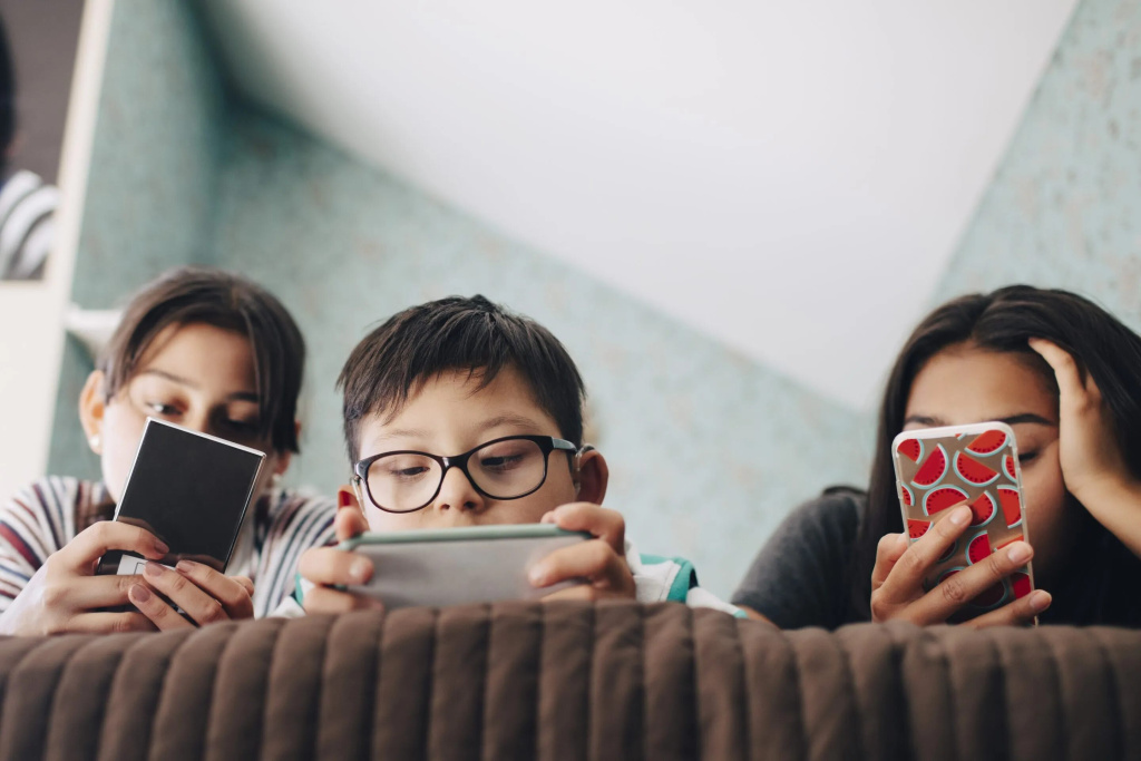 what-age-is-appropriate-for-a-smartphone-1696591251.jpg what-age-is-appropriate-for-a-smartphone-1696591251.jpg